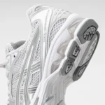 ⁦Asics Gel-Kayano 14 in Grey⁩ - الصورة ⁦2⁩