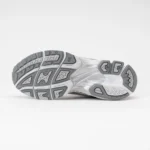 ⁦Asics Gel-Kayano 14 in Grey⁩ - الصورة ⁦4⁩